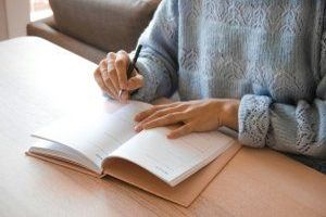 Papier ist ein dünnes, flaches Material, das aus pflanzlichen Fasern hergestellt wird und zum Schreiben, Drucken, Verpacken und anderen Zwecken verwendet wird. Papier ist ein dünnes, flaches Material, das aus pflanzlichen Fasern hergestellt wird und zum Schreiben, Drucken, Verpacken und anderen Zwecken verwendet wird.