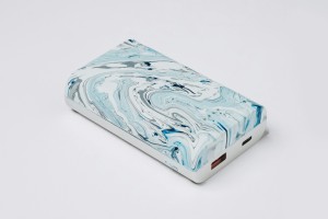 Eine Powerbank ist ein tragbares Gerät, das über Batterien oder Akkus verfügt und dazu dient, elektronische Geräte wie Smartphones, Tablets oder Laptops unterwegs aufzuladen.