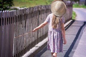 Ein Problem beschreibt eine Herausforderung, ein Hindernis oder eine Angelegenheit, die eine Lösung erfordert und oft mit Schwierigkeiten oder Unannehmlichkeiten verbunden ist.