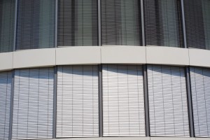 Hitzeschutz bezeichnet eine technische Maßnahme oder ein Bauteil, das dazu dient, Räume, Gebäude oder Gegenstände vor übermäßiger Wärmeentwicklung durch Sonneneinstrahlung oder andere Wärmequellen zu schützen.