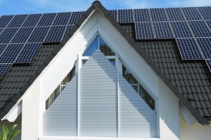 Schrägrollladen: Die smarte Lösung für Fenster mit Winkel - Bild: schanz.de