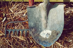 Eine Harke ist ein Gartenwerkzeug, das zum Harken, Lockern und Gl&auml;tten von Erde, Sand oder Kies verwendet wird.