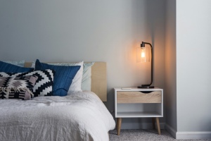 Boden- und Wandbel&auml;ge im Schlafzimmer: Was muss man beachten? - Bild: Christopher Jolly / Unsplash