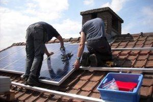 Solarstrom ist elektrische Energie, die durch die Umwandlung von Sonnenlicht in Solarzellen oder Photovoltaikanlagen erzeugt wird.