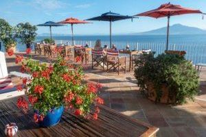 Ein Sonnenschirm ist ein mobiler Schirm, der primär dazu dient, Menschen vor intensiver Sonneneinstrahlung und übermäßiger Hitze zu schützen. Ein Sonnenschirm ist ein mobiler Schirm, der primär dazu dient, Menschen vor intensiver Sonneneinstrahlung und übermäßiger Hitze zu schützen.