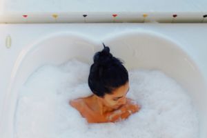 Ein Spa-Bereich ist ein speziell gestalteter Bereich in Hotels, Fitnesszentren oder Wellnessanlagen, der darauf ausgerichtet ist, Entspannung und Wohlbefinden zu fördern.