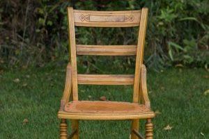Ein Stuhl ist eine Sitzgelegenheit, die aus einem Sitz, einer Rückenlehne und oft auch Armlehnen besteht