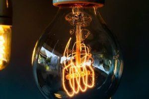 Ein Teelicht ist eine kleine Kerze, die in einem Metall- oder Kunststoffbehälter platziert ist.