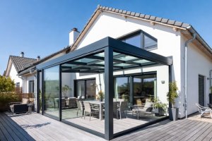 Langlebige Terrassengestaltung: Planung und Montage von Glas-Aluminium-Konstruktionen - Bild: BauKI / BAU.DE