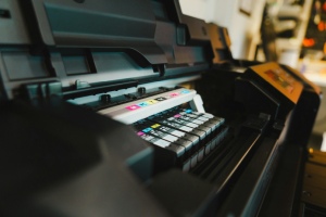 Drucken im Handwerksbetrieb und Heimb&uuml;ro: Wie kompatible Patronen die Betriebskosten senken - Bild: Jakub Żerdzicki / Unsplash
