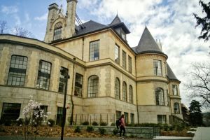 Unterhaltung bezeichnet eine Vielzahl von Aktivitäten oder Darbietungen, die dazu dienen, Menschen zu amüsieren, zu erfreuen oder abzulenken.