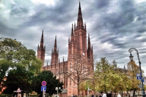 Wiesbaden ist die Landeshauptstadt des deutschen Bundeslandes Hessen und bekannt für ihre Thermalquellen sowie ihre Gründerzeitarchitektur. Wiesbaden ist die Landeshauptstadt des deutschen Bundeslandes Hessen und bekannt für ihre Thermalquellen sowie ihre Gründerzeitarchitektur.