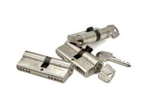 Der Schließzylinder ist das funktionale Herzstück eines modernen Türschlosses, das die mechanische Abtastung des Schlüssels und die Übertragung der Drehbewegung auf den Riegel übernimmt. Der Schließzylinder ist das funktionale Herzstück eines modernen Türschlosses, das die mechanische Abtastung des Schlüssels und die Übertragung der Drehbewegung auf den Riegel übernimmt.