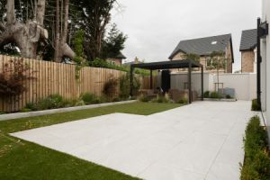Ein Überdachungssystem besteht aus Strukturen und Materialien, die zusammen eine schützende Überdachung für diverse Bereiche bieten, wie Carports, Terrassen oder sogar industrielle Anwendungen.