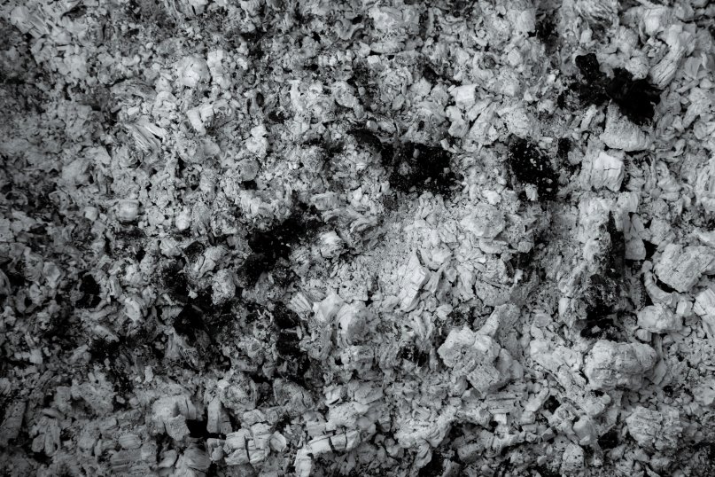 Asbest ist ein mineralischer Faserstoff, der aufgrund seiner hitzebest&auml;ndigen und isolierenden Eigenschaften in der Vergangenheit h&auml;ufig in der Bau- und Industriebranche verwendet wurde.