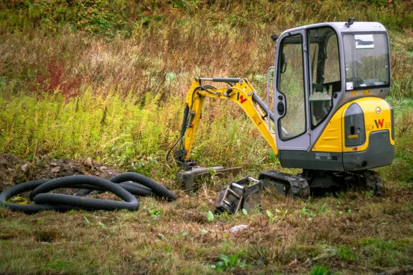Die Knickmatik ist ein technisches System bei Minibaggern, das eine seitliche Bewegung des Auslegers erm&ouml;glicht, ohne dass der gesamte Oberwagen gedreht werden muss.