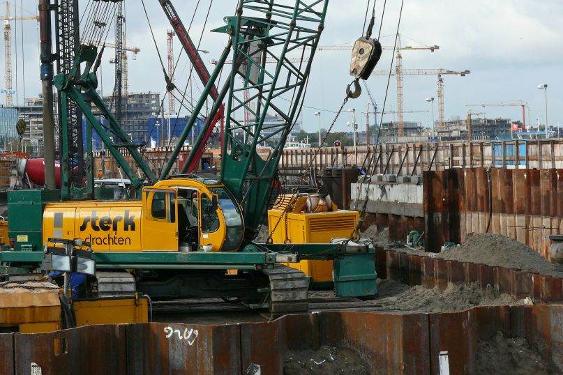 Bauarbeiten umfassen alle Tätigkeiten, die im Rahmen eines Bauprojekts durchgeführt werden, wie z.B. Erdarbeiten, Fundamentbau, Mauerwerk, Installation von Versorgungsleitungen, Ausbau und andere konstruktive Maßnahmen.