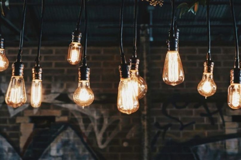 Ein Beleuchtungssystem umfasst alle Komponenten, die für die Bereitstellung von Licht in einem bestimmten Bereich verantwortlich sind.