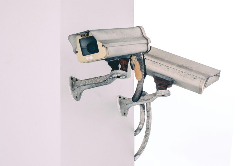 Ein Bewegungsmelder ist ein Sensor, der Bewegungen in seiner Umgebung erkennt und darauf reagiert. Ein Bewegungsmelder ist ein Sensor, der Bewegungen in seiner Umgebung erkennt und darauf reagiert.