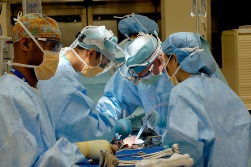 Die Chirurgie ist ein medizinisches Fachgebiet, das sich mit operativen Eingriffen am menschlichen Körper befasst. Die Chirurgie ist ein medizinisches Fachgebiet, das sich mit operativen Eingriffen am menschlichen Körper befasst.
