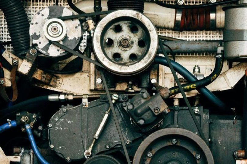 Eine CNC-Fräsmaschine ist eine computergesteuerte Werkzeugmaschine, die Fräsbewegungen durchführt.