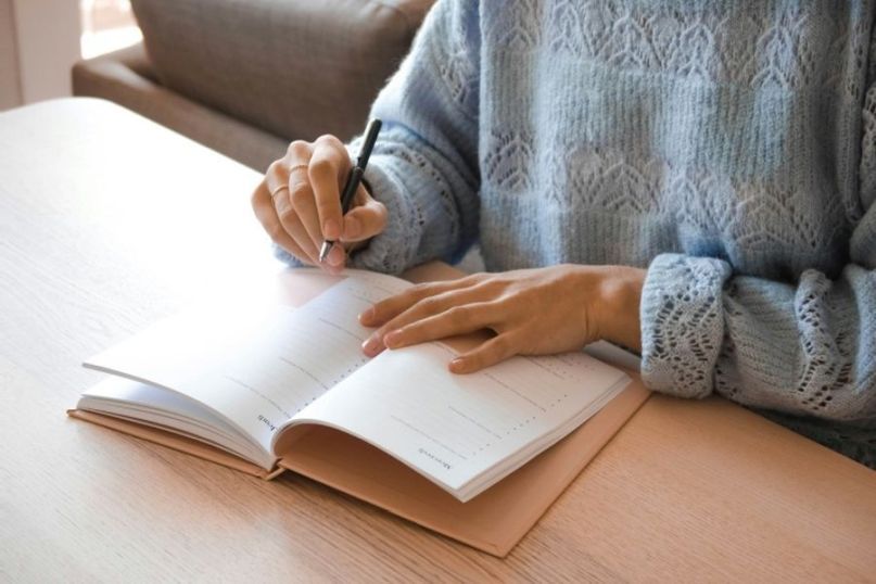 Ein Dokument ist eine festgehaltene Informationseinheit in schriftlicher, digitaler oder anderer Form, die Daten, Informationen oder Aufzeichnungen darstellt.