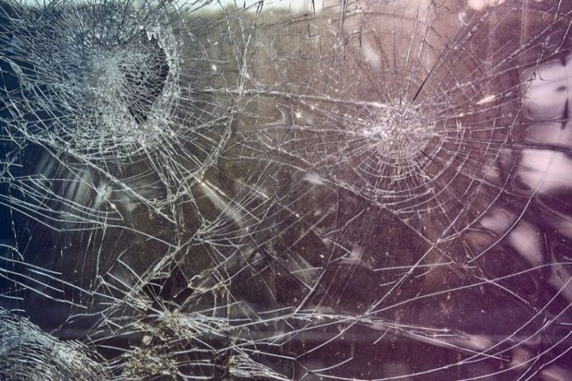 Ein Einbrecher ist eine Person, die in ein fremdes Haus oder eine Wohnung einbricht, um Wertsachen oder andere Gegenstände zu stehlen. Ein Einbrecher ist eine Person, die in ein fremdes Haus oder eine Wohnung einbricht, um Wertsachen oder andere Gegenstände zu stehlen.