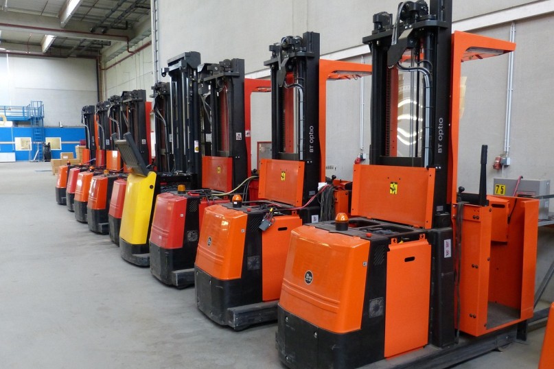 Ein Elektro-Gabelstapler ist ein Flurförderzeug, das mit einem elektrischen Antrieb ausgestattet ist und überwiegend von wiederaufladbaren Batterien mit Energie versorgt wird.