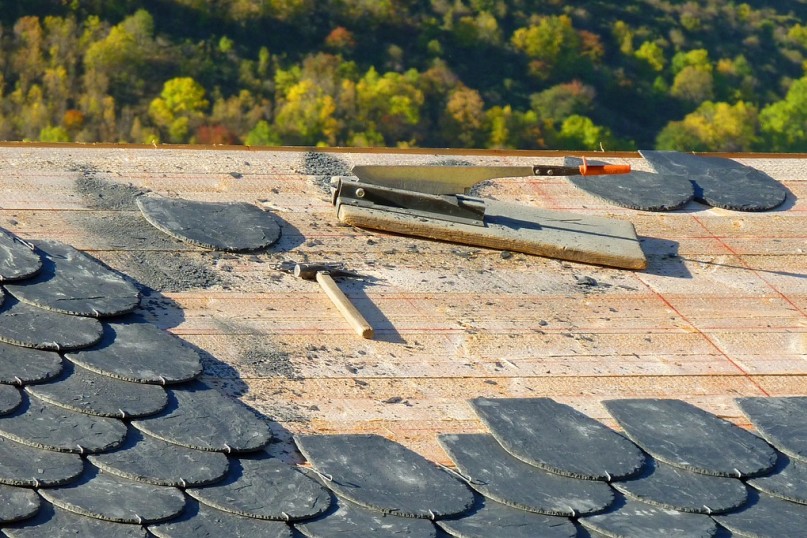 Erfahrene Dachdecker verbinden traditionelle Handwerkstechniken mit modernen Methoden, etwa bei der Sanierung historischer Dächer.