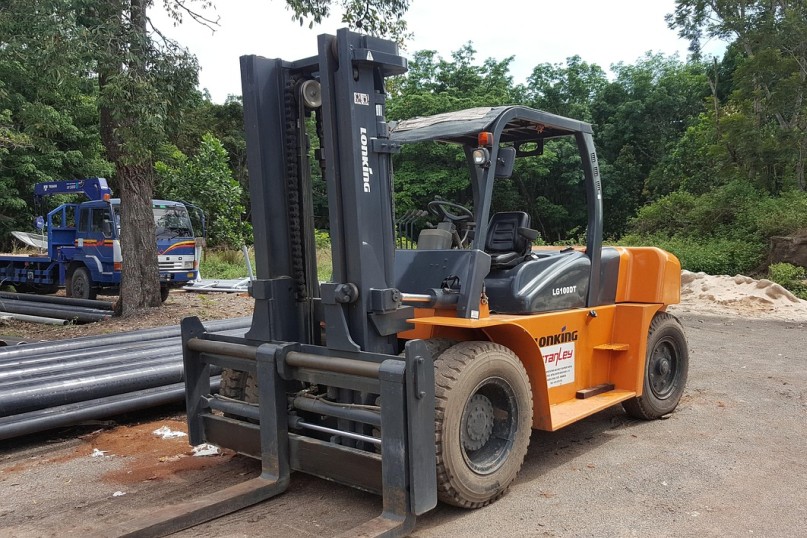 Ein Stapler, im industriellen Kontext meist als Gabelstapler bezeichnet, ist ein motorisiertes Flurförderzeug, das zum Heben, Bewegen und Stapeln von Lasten eingesetzt wird.