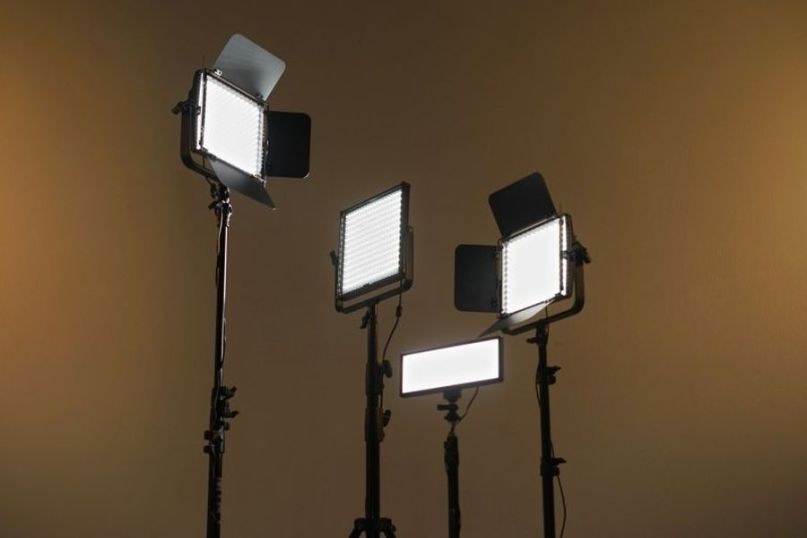 Eine elektrische Lichtquelle, die aus einem Glaskolben besteht, der ein glühendes Filament oder eine elektrisch leitende Gasentladung enthält.