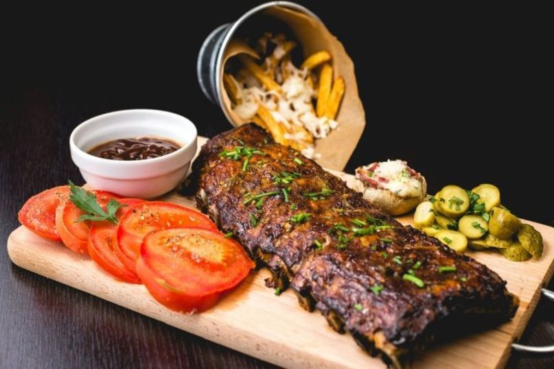 Ein Grill ist ein Gerät, das im Freien zum Zubereiten von Lebensmitteln verwendet wird.