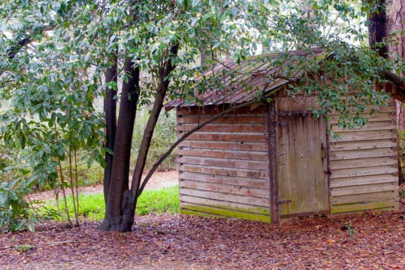 Ein Häuschen ist eine verkleinerte Form eines Hauses, oft in Bezug auf ein kleines, gemütliches oder einfaches Wohngebäude.