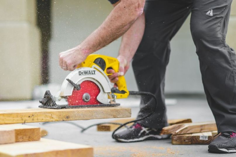 Ein Handwerker ist eine Person, die ein handwerkliches Gewerbe ausübt und über entsprechendes Fachwissen und handwerkliches Können verfügt. Ein Handwerker ist eine Person, die ein handwerkliches Gewerbe ausübt und über entsprechendes Fachwissen und handwerkliches Können verfügt.