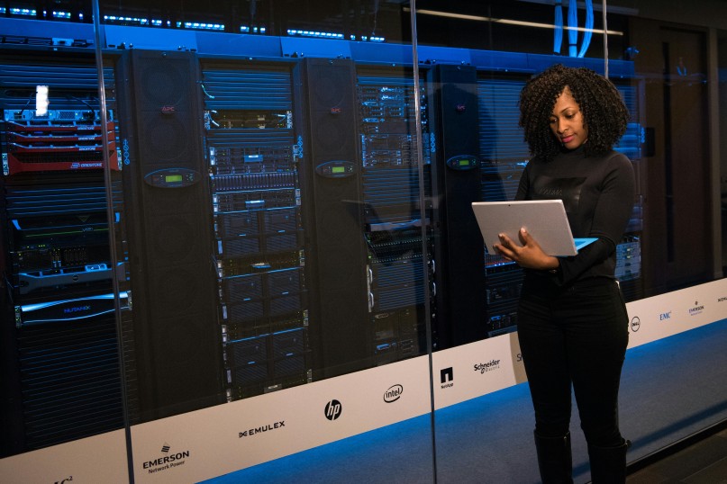 Hardware bezeichnet die physischen, materiellen Bestandteile eines Computers oder Netzwerks, einschließlich Prozessoren, Speicher, Festplatten, Netzwerkkarten, Peripheriegeräte und andere elektronische Bauteile.