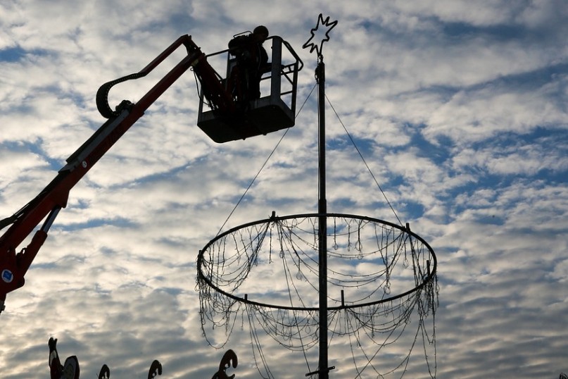 Ein Hebezug ist ein technisches Gerät, das zum vertikalen Heben und Senken von Lasten verwendet wird.