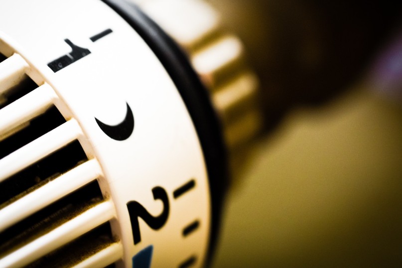 Eine Zirkulationspumpe ist ein spezielles Förderaggregat, das in Warmwasserverteilsystemen eingesetzt wird, um einen kontinuierlichen Wasserkreislauf zu gewährleisten.