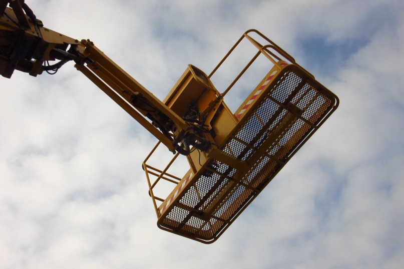 Hektik beschreibt eine stressige und hektische Atmosphäre oder Situation, in der Menschen hektisch und unruhig agieren.