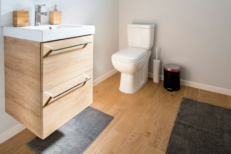 Eine Holzoptik-Fliese ist eine Keramik- oder Feinsteinzeugfliese, die durch moderne Druck- und Fertigungsverfahren das natürliche Erscheinungsbild von echtem Holz nachahmt.