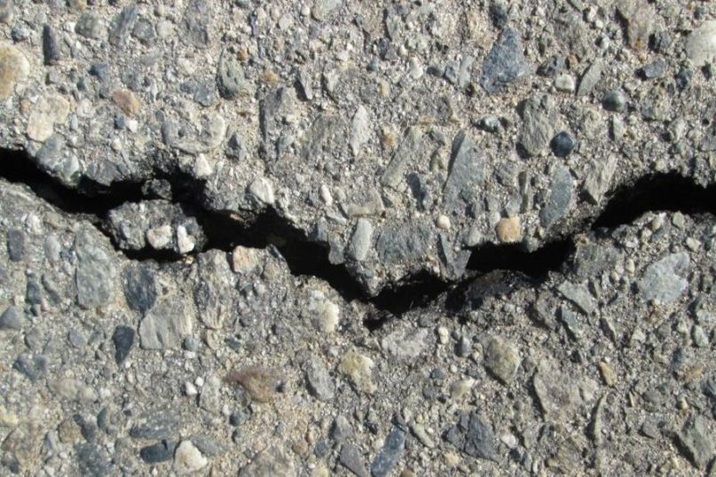 Ein Kratzer ist eine oberflächliche Verletzung oder Beschädigung eines Materials, z.B. eines lackierten oder polierten Oberflächen.