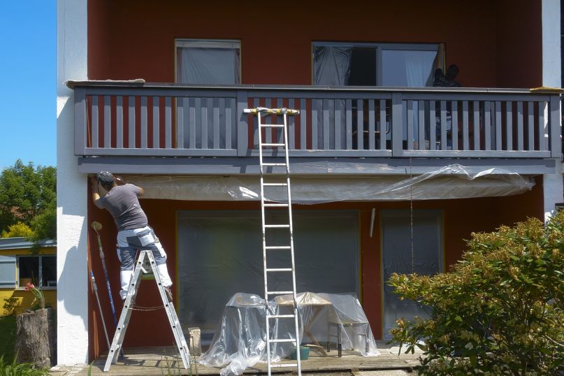 Eine Leiter ist ein tragbares Gerät, das aus zwei parallelen Holmen besteht, die durch Sprossen verbunden sind.