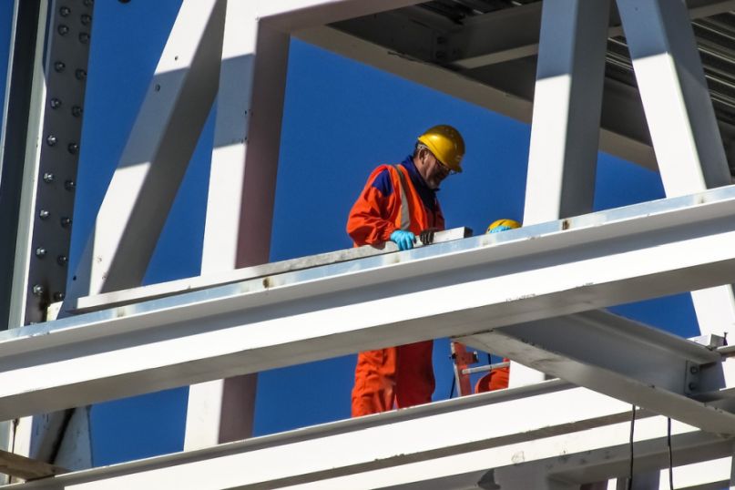 Ein Lieferant ist eine Person, Firma oder Organisation, die Produkte oder Dienstleistungen an ein anderes Unternehmen oder eine Organisation liefert.