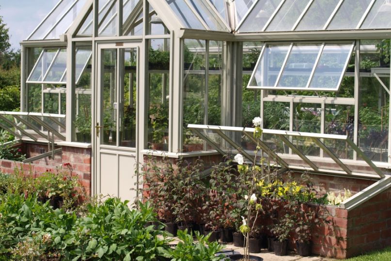 Ein Lüftungssystem ist eine technische Anlage, die dafür konzipiert ist, die Luftqualität in einem Raum oder Gebäude zu verbessern, indem sie die Luft zirkuliert, belüftet und gegebenenfalls filtert.