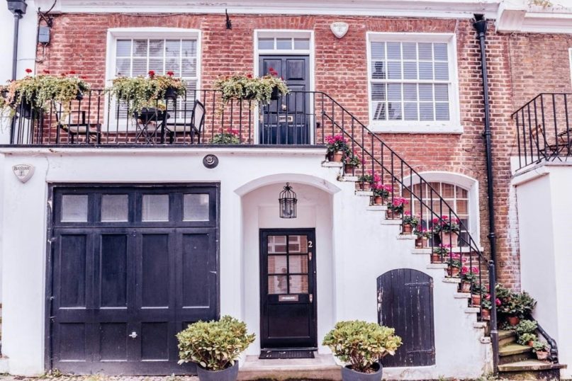 Ein Massivhaus ist ein Gebäude, das aus massiven, monolithischen Bauelementen wie Beton, Ziegel, Naturstein oder Porenbeton errichtet wird.