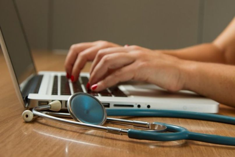 Die Medizintechnik ist ein Bereich der Technik und Fertigung, der sich mit der Entwicklung, Herstellung und Anwendung von medizinischen Geräten, Instrumenten, Ausrüstungen und Technologien befasst.