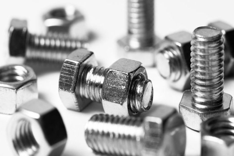 Ein Metallzaun ist ein Zaun, der aus Metall hergestellt ist, typischerweise aus Stahl, Aluminium oder Eisen.