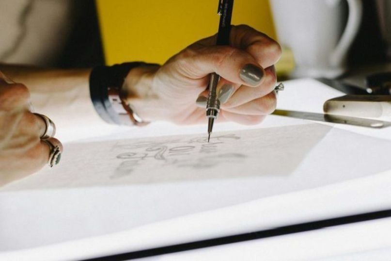 Mode bezieht sich auf den vorherrschenden Stil oder die Art und Weise, wie sich Menschen in Bezug auf Kleidung, Accessoires, Schuhe und Schönheitstrends kleiden und präsentieren.