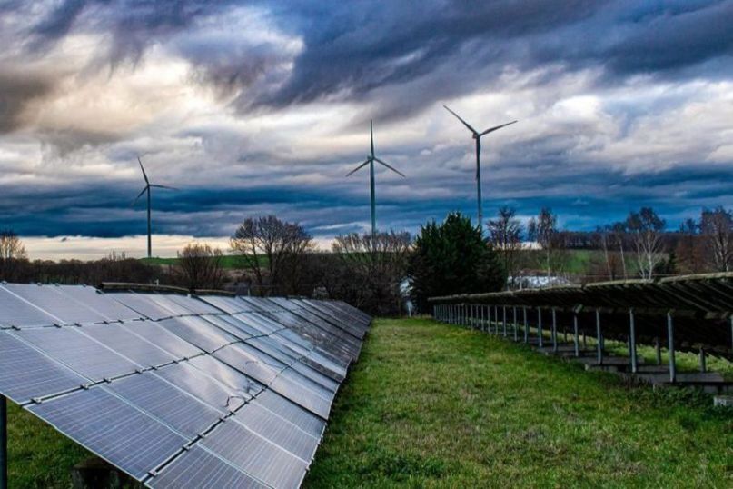 Ökostrom, auch Grünstrom oder Naturstrom genannt, bezeichnet elektrische Energie, die aus erneuerbaren Energiequellen wie Windkraft, Wasserkraft, Sonnenenergie oder Biomasse erzeugt wird. Ökostrom, auch Grünstrom oder Naturstrom genannt, bezeichnet elektrische Energie, die aus erneuerbaren Energiequellen wie Windkraft, Wasserkraft, Sonnenenergie oder Biomasse erzeugt wird.