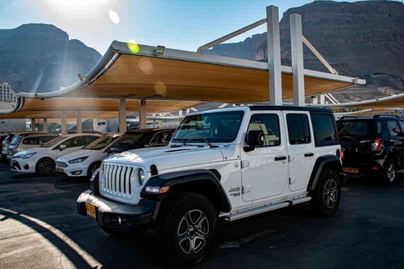 Ein Parkplatz ist eine ausgewiesene Fläche, die dazu dient, Fahrzeuge wie Autos, Motorräder oder Fahrräder abzustellen.