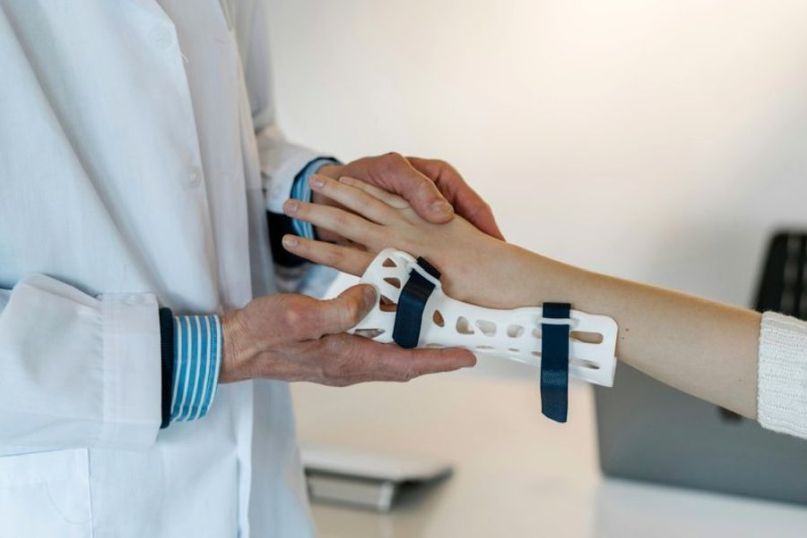 Ein Patient ist eine Person, die medizinische oder gesundheitliche Dienstleistungen von einem Arzt, einer Klinik oder einer anderen Gesundheitseinrichtung erhält.